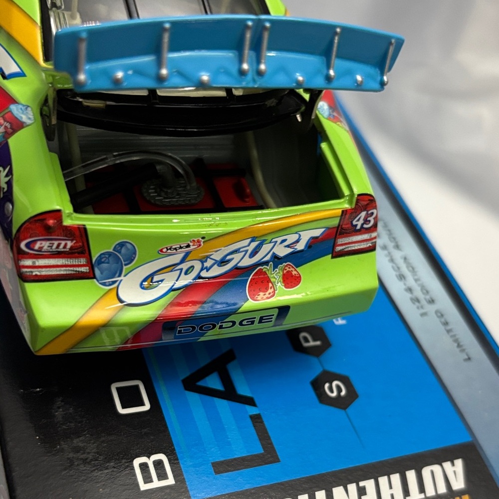 1:24 Diecast 43 Bobby Labonte NASCAR limited edition Go-Gurt car - Picture 9 of 12